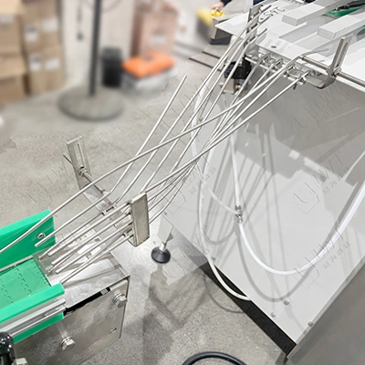 نفق الملصقات والعلب